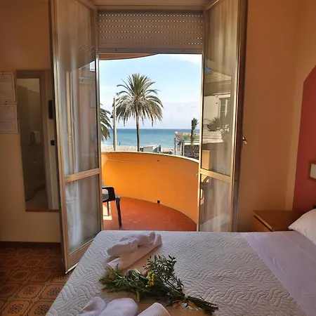 Xxv Aprile Casa Per Ferie Albenga