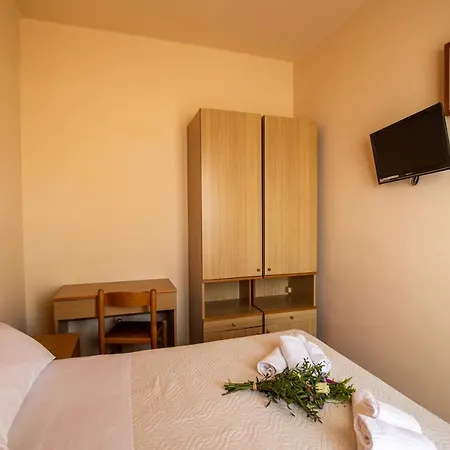 Xxv Aprile Casa Per Ferie Hotel