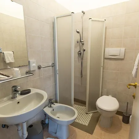 Xxv Aprile Casa Per Ferie ألبينغا