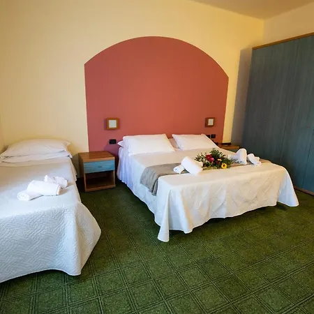 Xxv Aprile Casa Per Ferie Альбенга
