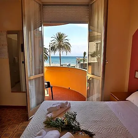 فندق Xxv Aprile Casa Per Ferie ألبينغا