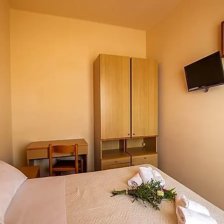 Xxv Aprile Casa Per Ferie ألبينغا